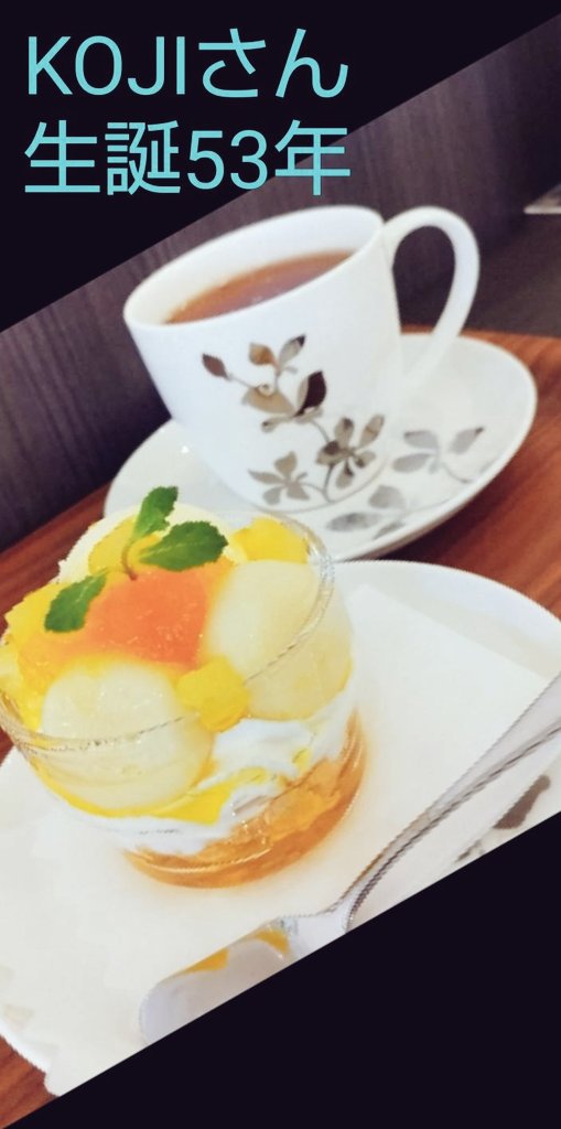 yukabey's tweet photo. 本日、会場には おりませんが🥲
あのギターと声と笑顔と音楽を🎼
想い出しながら💭
風に桜舞う 我が地元にて🌸
いただきます🍰 https://t.co/EiyXc4gara