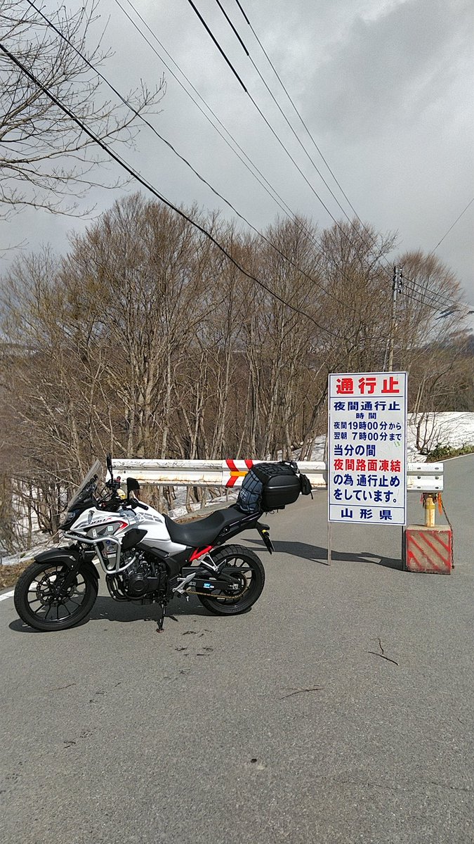 oga_oji's tweet photo. 生息地域の強風からまだマシな山形に逃避行！
月山志津線の雪の回廊を走ってきました。
登るちょい前に緊急の帰宅要請連絡！
この後の白川湖と水窪ダムの水没林はお預け＞＜　
仙台宮城IC付近で通行止めの先導車と並走しました。
#400X #バイク #ツーリング #雪の回廊 https://t.co/voAUZ4TGgt