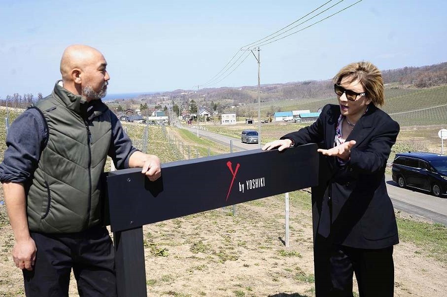 EL MÚSICO YOSHIKI VISITA UN VIÑEDO EN HOKKAIDO

Yoshiki, integrante de la banda de rock X Japan, visitó su viñedo en la localidad de Yoichi, en Hokkaido, por primera vez en casi un año para comprobar el crecimiento de las uvas.

instagram.com/p/DW_zN27jpKi/