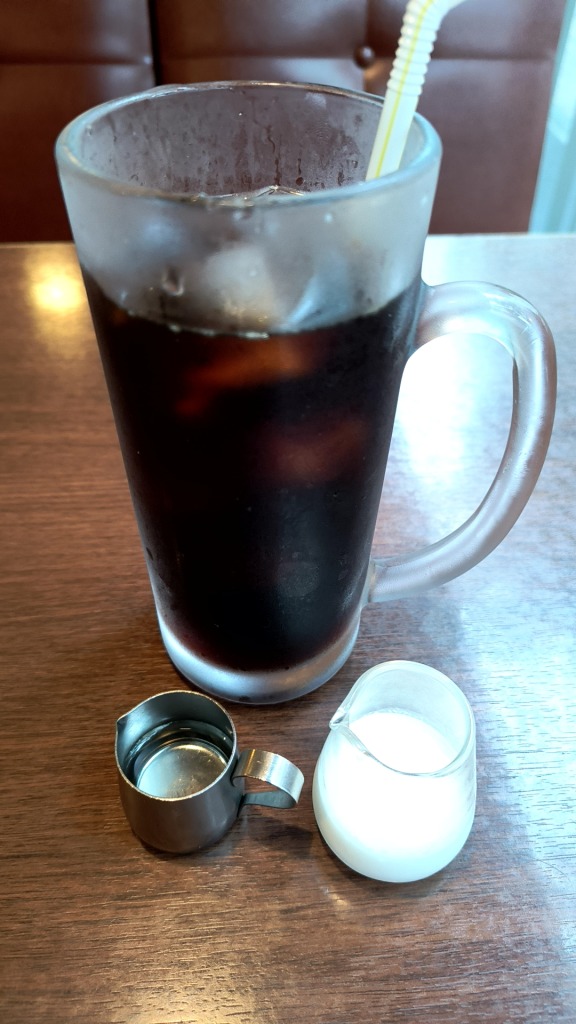 星乃珈琲店（ドトール・日レスHD）
苺たっぷりスフレパンケーキ

パンケーキだけでも旨味なのだがクリームとセットでこそ完成されていると個人的には思うのでトッピングでもいいからクリームを増やしたかったねぇ・・・別添えで大量のメープルがあるから甘み自体は足りるが。