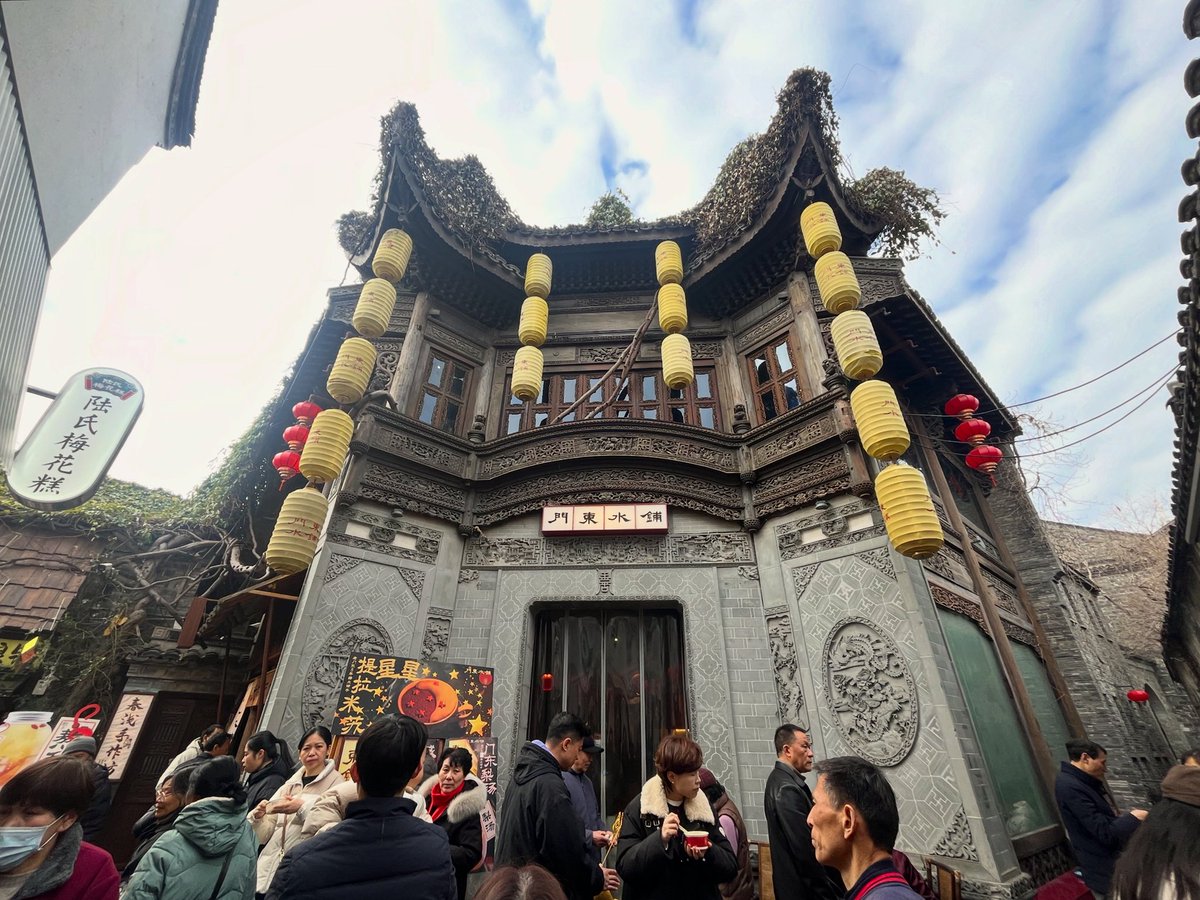 mikaelsilf's tweet image. Hardly anyone speaks #English either, though luckily many people have built-in translators in #WeChat 😅⬇️