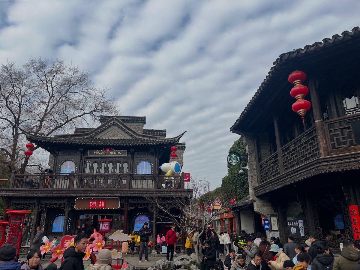 mikaelsilf's tweet image. Hardly anyone speaks #English either, though luckily many people have built-in translators in #WeChat 😅⬇️