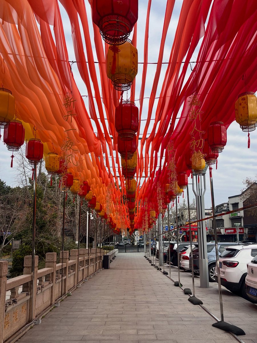 mikaelsilf's tweet image. Hardly anyone speaks #English either, though luckily many people have built-in translators in #WeChat 😅⬇️