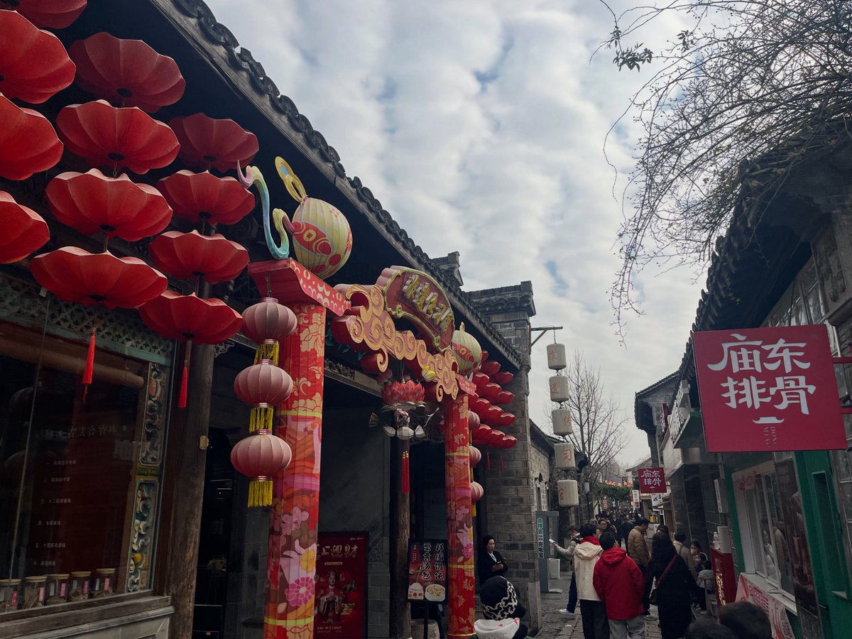 mikaelsilf's tweet image. Hardly anyone speaks #English either, though luckily many people have built-in translators in #WeChat 😅⬇️