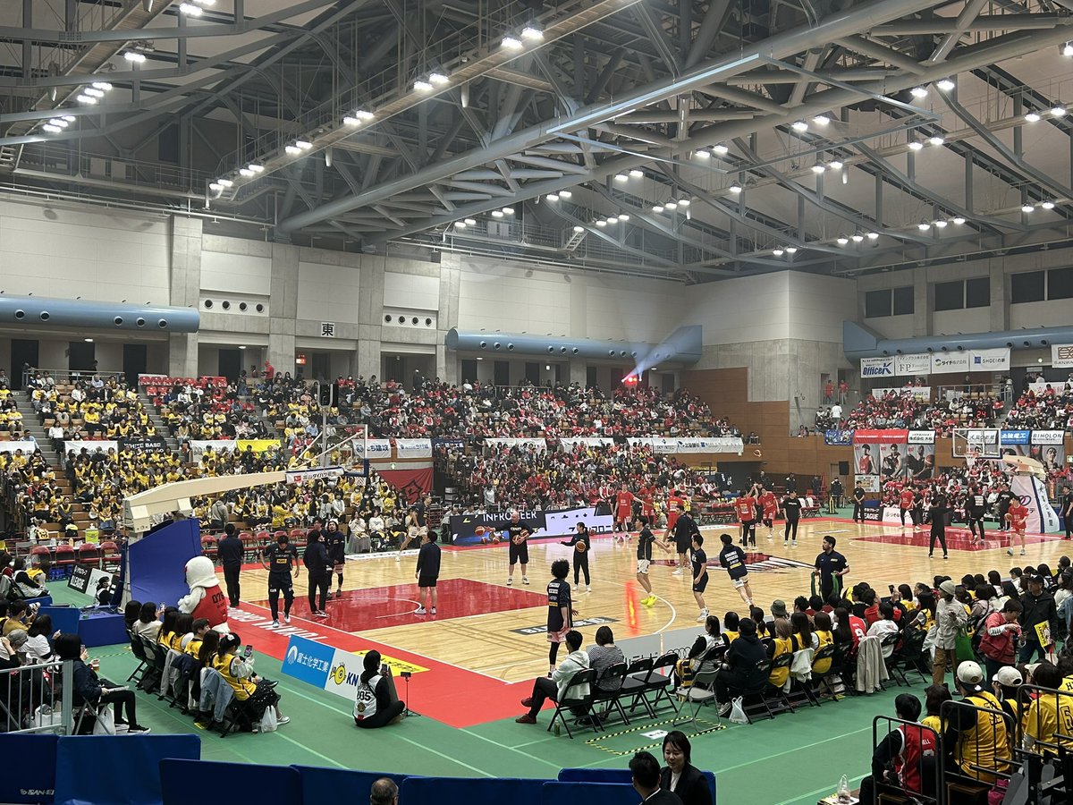 tanik29's tweet photo. 今日もここから
宇都宮の若い選手はヒゲ🥸ルール適応外なのかな？
＃富山グラウジーズ https://t.co/vpwyyJ5Xj4