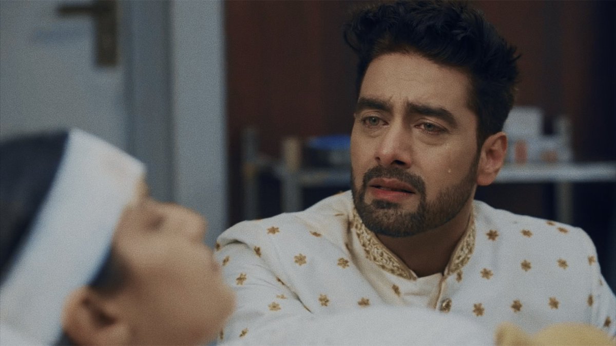 zikrabatool11's tweet image. The moment that truly stayed with me today was him gently holding her finger, and as she woke up with the Rishta BGM playing it made the scene feel even more beautiful 🥹❣️🧿

#Yrkkh #Abhimaan #ArmaanPoddar #RohitPurohit