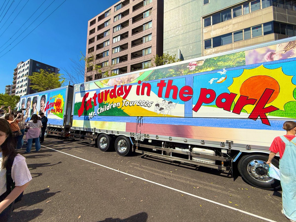 antlers_edu_lab's tweet photo. 横浜アリーナ到着！
グッズもほぼ並ばずスムーズに購入完了。
ツアートラックも最高の仕上がりでテンション上がる。

#Mrchildren #産声 
#Saturdayinthepark
#ミスチル #横浜アリーナ https://t.co/EqGeDCdyLN