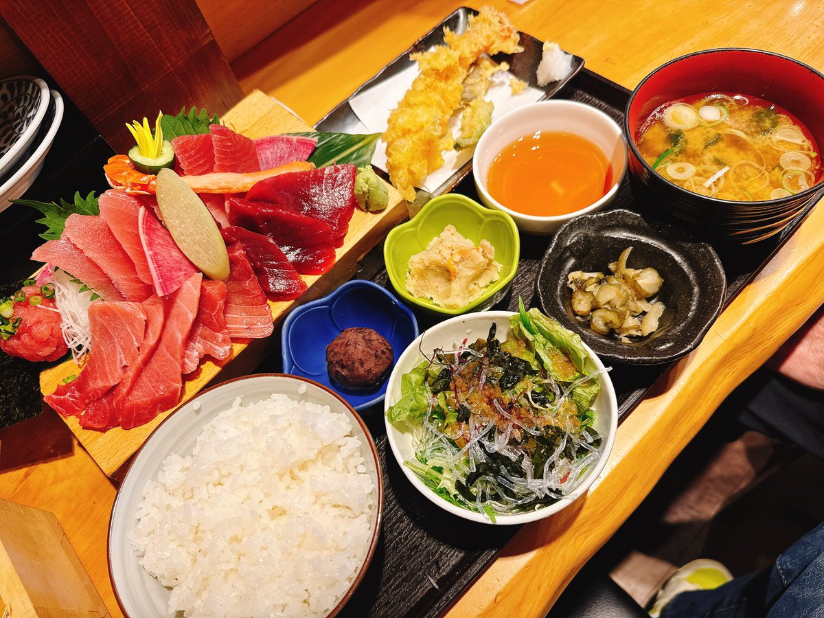 slotmaniac4's tweet image. 昼は豪華に！
日本酒最高🍶
#lunch
#魚
#刺身