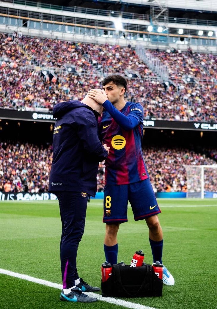 A K U J E tweet media