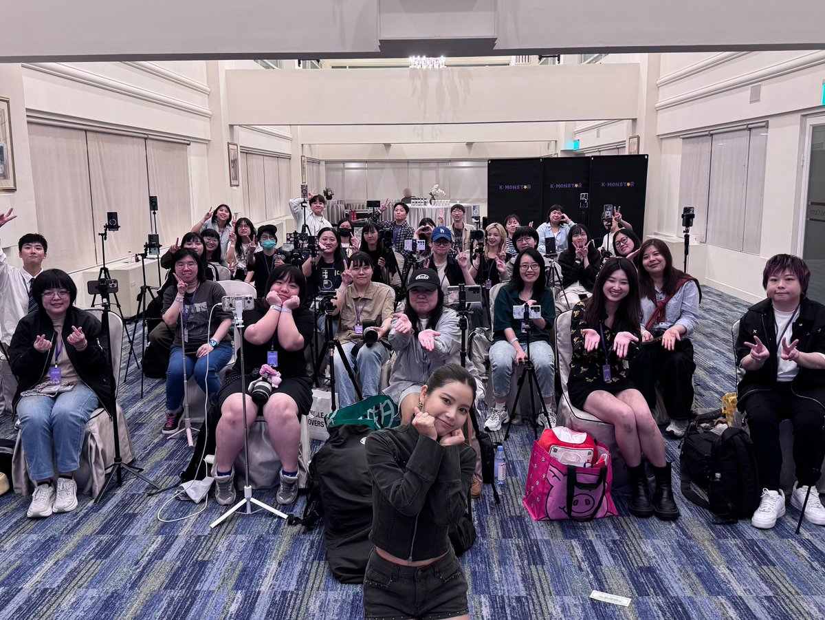 RBW_MAMAMOO's tweet image. [#솔라] 

자랑스러운 올라운더 솔라와
가오슝 팬사인회 완료 🥊

용순이들이 있어 🪽💕
솔라는 언제나 힘이 나요 ദി՞˶ෆ . ෆ˶ ՞

#MAMAMOO #Solar 
#Your_Own_Star