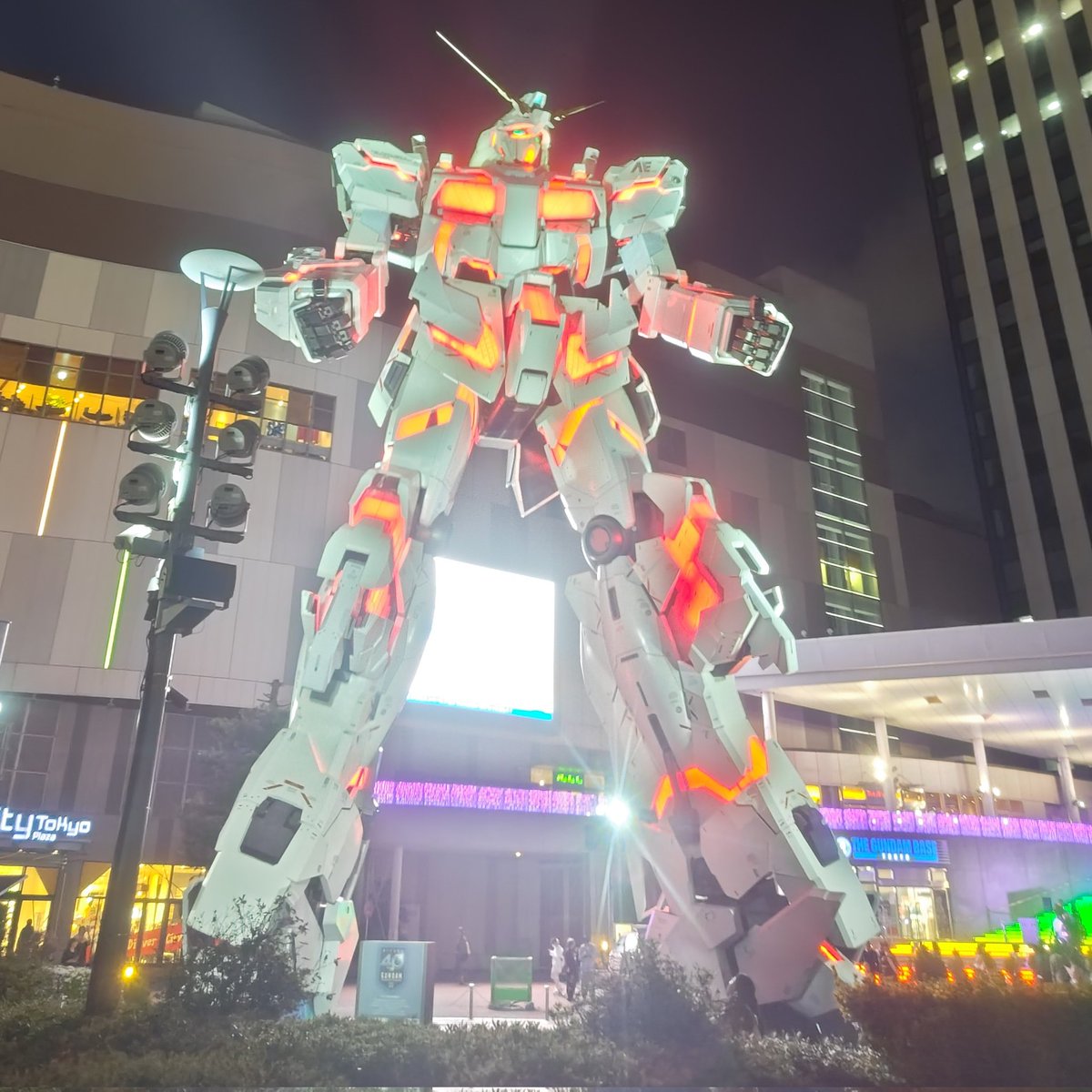 nikuman0401's tweet photo. 今日は「STONE ROCK’S GIG」初日に参加🥰
FCで取ったチケットだけど、２階席でした💦

前半薄めのサングラスで、お衣装もカッコよかった〜💕もちろん歌も大満足❤️

#石井竜也
#Zepp
#STONE ROCK’S GIG https://t.co/c24uwZtpnh
