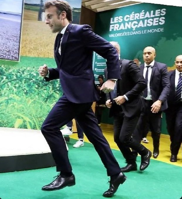 Quand il a peur, il fuit, protégé par 1500 policiers anti-émeutes.
Il provoque la Russie, l’une des principales puissances nucléaires du monde.
Il éblouit les Gilets jaunes et tous ceux qui contestent sa politique.
Il est arrogant et méprisant.
<a href="/VictorSinclair3/">AuBonTouiteFrançais 🍾🍾🍾</a> <a href="/jon_delorraine/">Jon De Lorraine</a>
