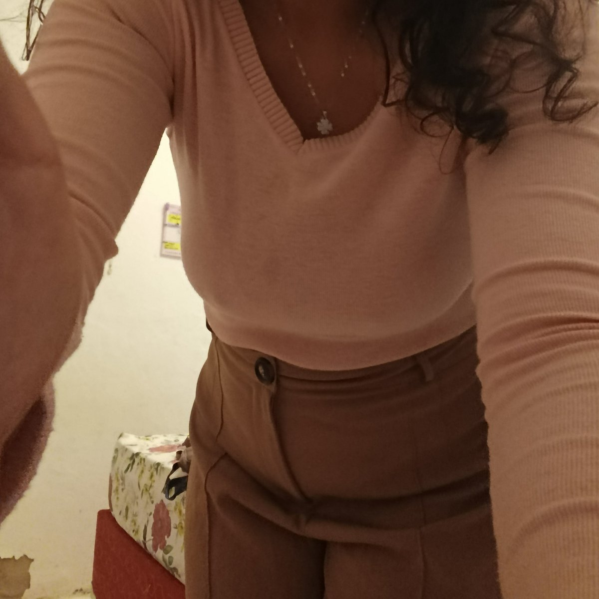 eu ontem saindo de casa de calça e blusa longa