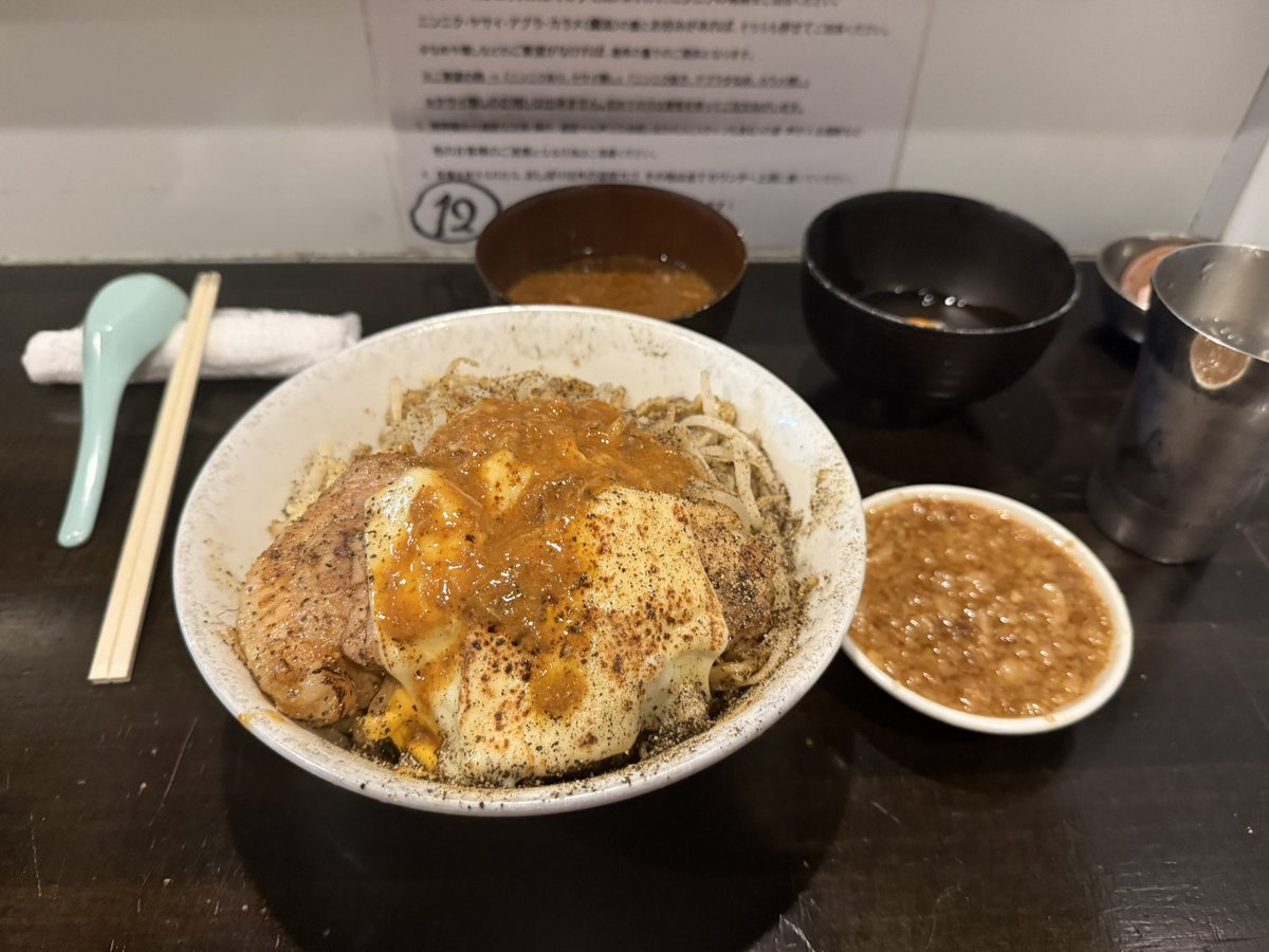sam_chex's tweet photo. ラーメン荘 これが好きだから

和え麺300g
ニンニク少なめアブラ大好きタレマシ

生卵
チェダー
モッツァレラ
カレー

久々に高速道路乗ってラーメン食べた！
ここ2ヶ月くらい近場のチェーン店でしか食べてなかったし
めちゃうますぎて感動してる😭✨
ともやさんと航大さんにも会えたし嬉しい‼️ https://t.co/lyHWRuLOyt