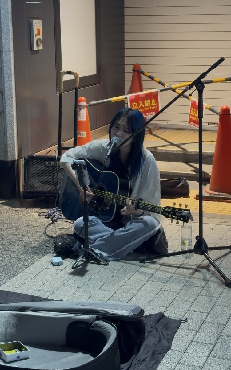Yuuriyuu98's tweet photo. ざらめちゃんの路上ライブ初参戦！
途中までしかいれなかったけど、とても引き込まれる歌声で鳥肌だった😇
六等星も聴けてよかったな
また行きたいな

#ざらめ https://t.co/qWeZ6cUfl4