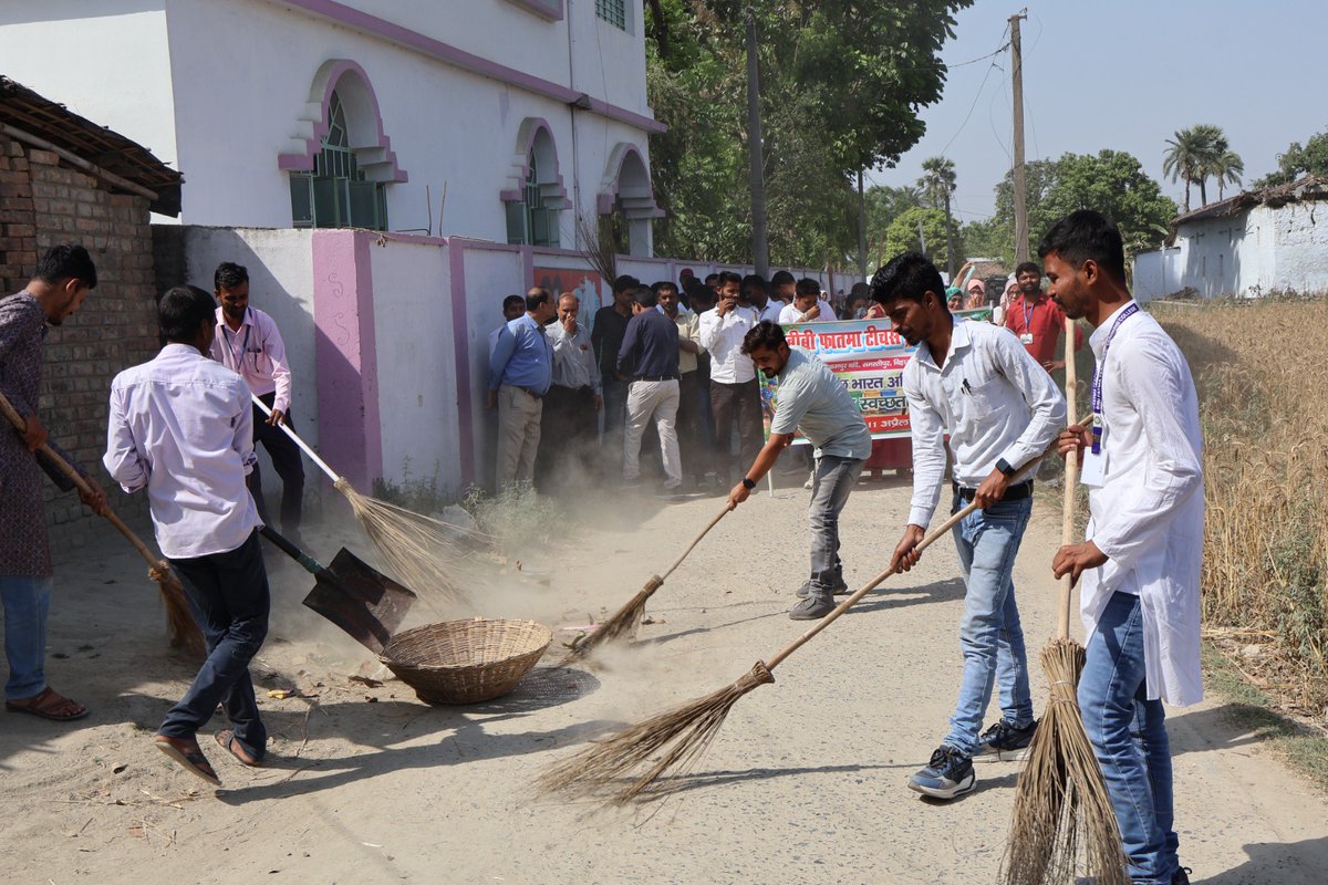 BibiColleg60854's tweet photo. #swakshbharat दिनांक 11 अप्रैल 2026 को बीबी फातमा टीचर्स ट्रेनिंग कॉलेज, विक्रमपुर बांदे, समस्तीपुर के तत्वावधान में 'स्वच्छ भारत अभियान' के अंतर्गत 'एक कदम स्वच्छता की ओर' का आयोजन किया गया l https://t.co/eKC0KmheG9