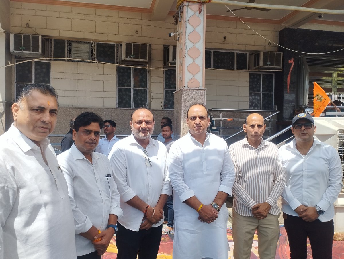 RavinderBalyan_'s tweet photo. आम आदमी पार्टी, दिल्ली के ओबीसी मोर्चा के प्रदेश संगठन मंत्री श्री विकास विक्की खारी जी के पूज्य पिताजी के निधन पर आयोजित तेरहवीं कार्यक्रम में शामिल होकर उन्हें विनम्र श्रद्धांजलि अर्पित की।

ईश्वर दिवंगत आत्मा को शांति प्रदान करे एवं शोकाकुल परिवार को इस दुख की घड़ी में संबल दे।

@VickyKhari