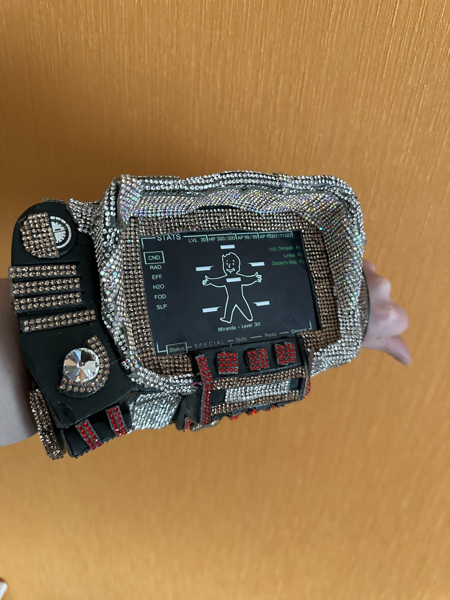 Igorina's tweet image. Даже если вы никогда не задумывались о пип бое в бриллиантах в стиле Rolex , он существует, потому что я его сделала

#Fallout #pipboy