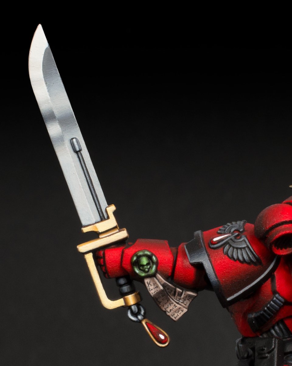Tolmeron’s sword, a very simple bright gray NMM that was supposed to not take away attention from the red armor. The sale of this tutorial series ends on my patreon today 🙂 #nmm #paintingwarhammer #spacemarines