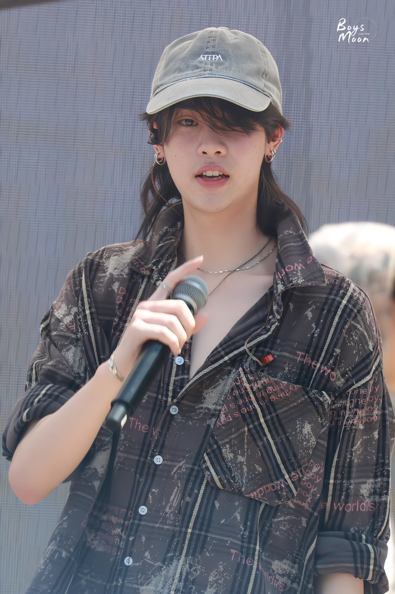 boysoverthemoongallery tweet media