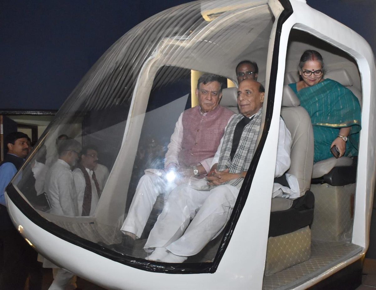 24 वर्षों पश्चात विधान भवन पधारे यशस्वी रक्षा मंत्री श्री राजनाथ सिंह जी का आज आत्मीय स्वागत किया । उन्होंने डिजिटल गैलरी में उत्तर प्रदेश के गौरवशाली विधायी इतिहास का अवलोकन किया और विधानसभा परिसर में किए गए आधुनिक नवाचारों की हृदय से प्रशंसा की।
उनके साथ 'डिजिटल आत्म-चित्र'