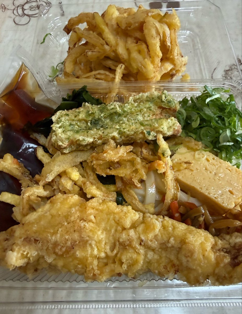 丸亀のうどん弁当.美味い。