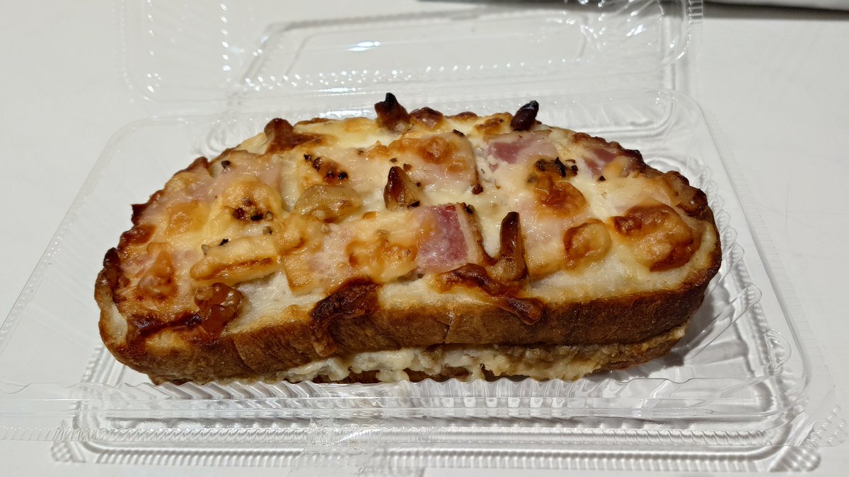 SgRenge's tweet photo. 友達に教えてもらった丹青という高槻のパンやさん。高槻に行くたび寄りたいのだけれどお休みの日も多くてなかなかタイミングが合わず、今回ようやく2回目のお買い物でした。あんまり美味しそうに撮れなかったけど、惣菜パンも甘いパンもぜんぶ美味しかった！ https://t.co/VWNnCKsznk