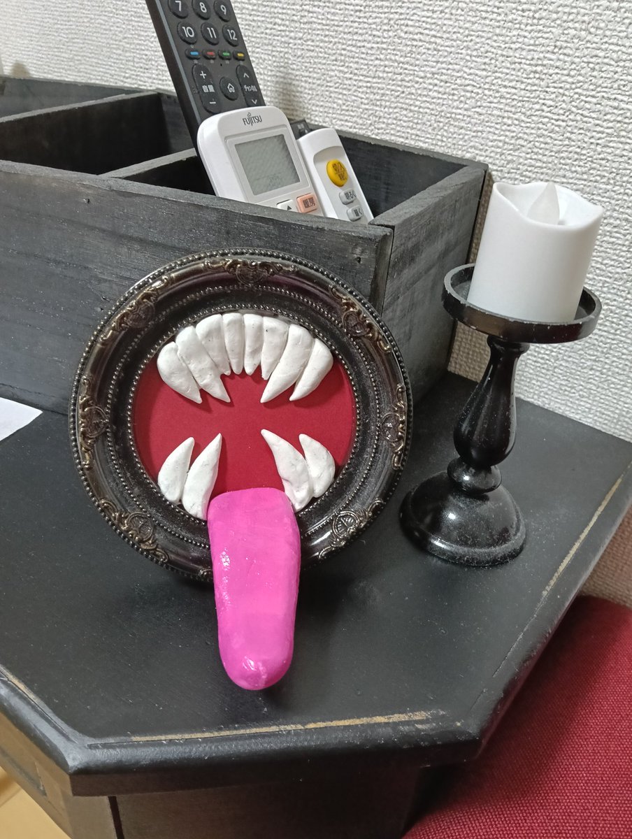 1996isami's tweet photo. 100均等のフォトフレームをリメイクして作った不気味な小道具。
昨年秋から作業途中でなかなか手を付けなかった牙と舌部分を今日やっとペイント·ニス塗りして、ようやく仕上げた。 https://t.co/DBE9MQsQD0