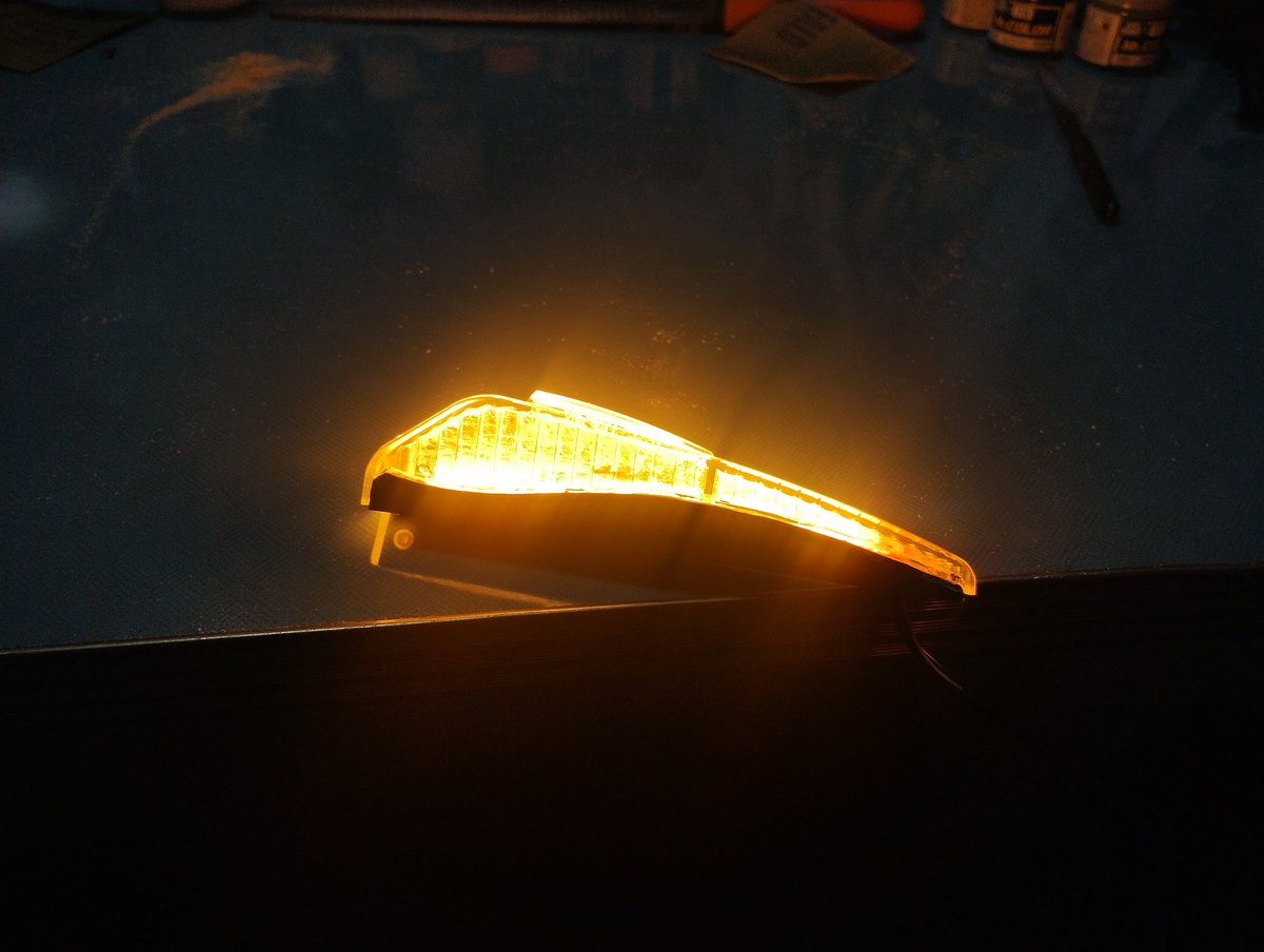 VFRのウィンカー改造

アンバーのLEDを買うも、イマイチ白い

塗るかな〜フィルムかな〜と思っていたら100均で良いものがありました！

切って、挟んで、いい感じ！

明るすぎるので、減光したら完成！