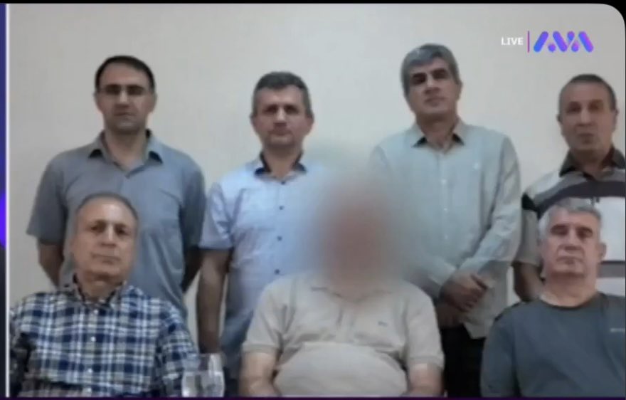 İmralı Notları:

İdris Baluken: ABD ve İngiltere, Rojava’ya siyasi müdahalede bulunarak KDP’yi güçlendirmeyi ve bölgeyi Güney’in bir parçası hâline getirmeyi amaçlıyor.

A. Öcalan: Aslında bu, İsrail’in politikasıdır. Rojava’yı KDP’nin etkisi altında devletleştirmek istiyor.