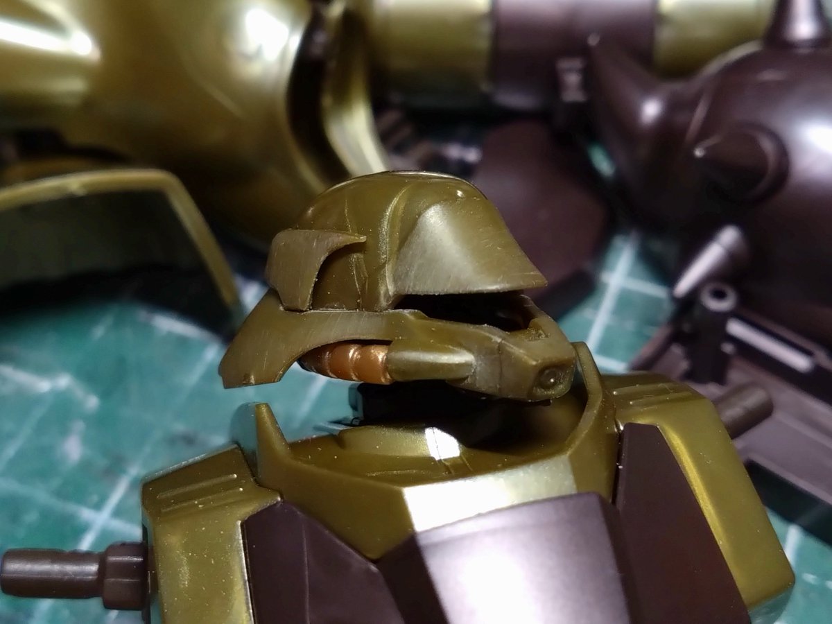 欲しかったギラ・ドーガをオークションで適価で落札できたので、早速手を入れてみる。耳ダクト？の薄々攻撃。股関節を調整して立姿を改良。今日はここまで。
良キットだけど、なんか仏像みたいなモールドカラーだこと。