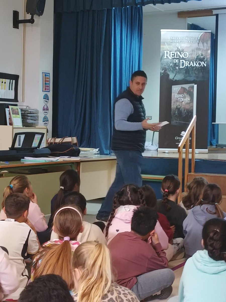 ReinodeDrakon's tweet photo. El pasado martes viví una experiencia increíble en el Colegio Antonio Machado de Estepona, donde tuve la oportunidad de presentar mis tres libros a los cursos de 1º, 2º, 3º y 4º de primaria.

Solo puedo tener palabras de agradecimiento para todo el equipo del colegio. https://t.co/U23GK8QoTz