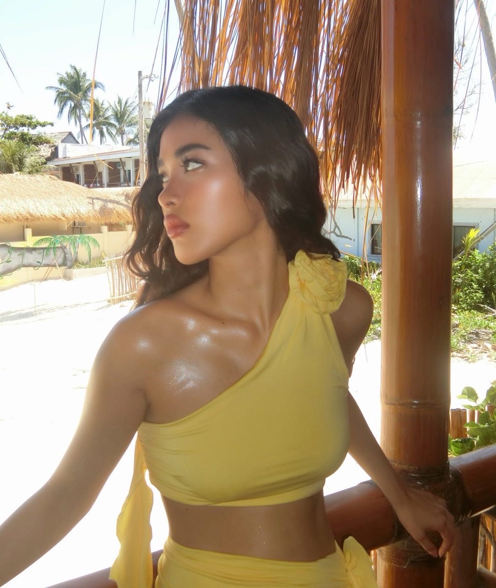 miclarita_'s tweet photo. Jawline, collarbones, side profile… she’s perfect 😩

PANGKAT SHUVEE ONEYEAR https://t.co/dFYIH7cAvy