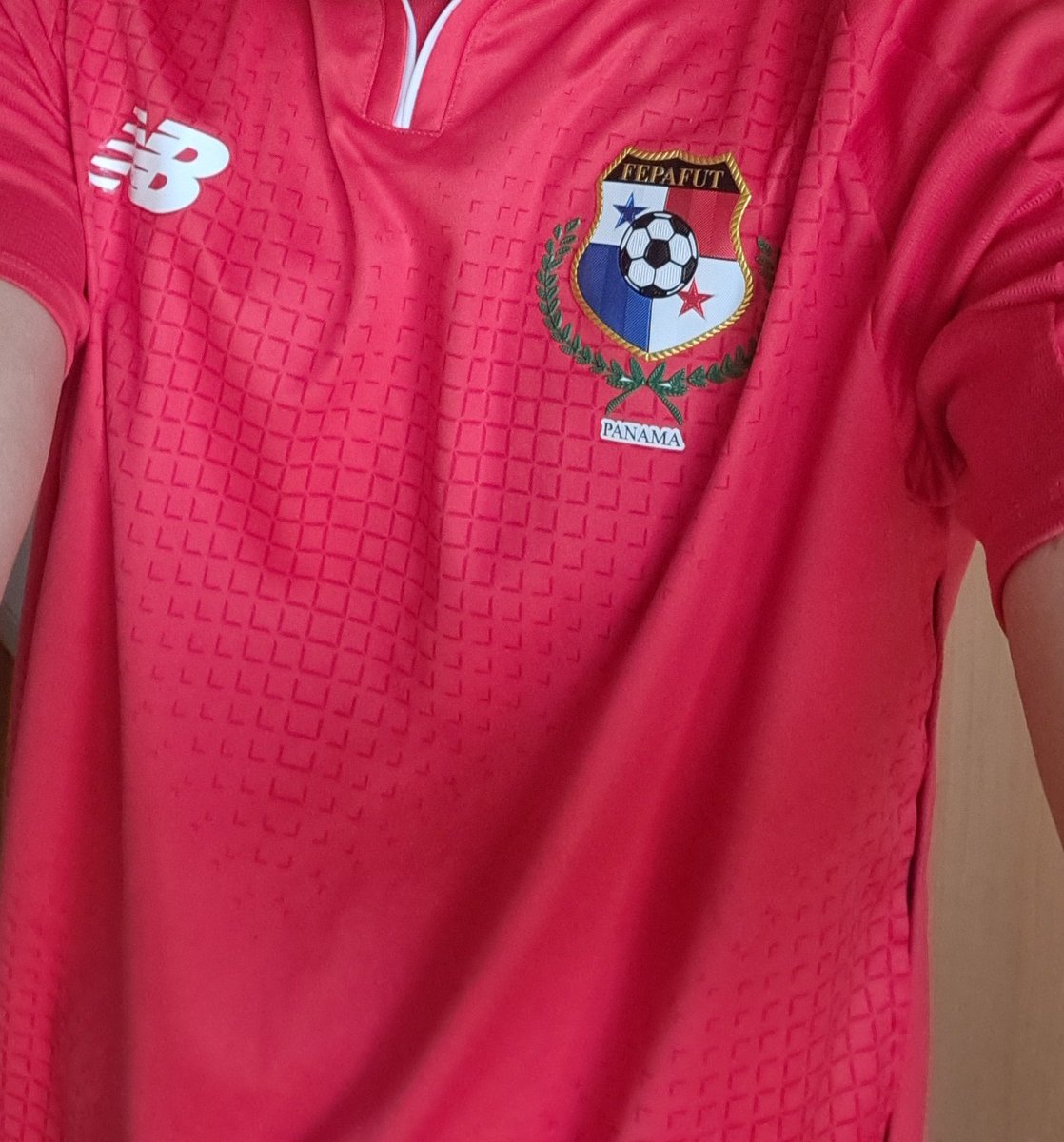 Bueno hoy fue mi primer partido d futsal en decadas q no tocaba un balon. Debo decir q al contrario del futbol uno corre mas por ser pequeno! Www meti 2 tantos gracias a asistencia por la banda, y pare un gol d pecho www apesar q quede sin aire m gusto mas q baseball ww