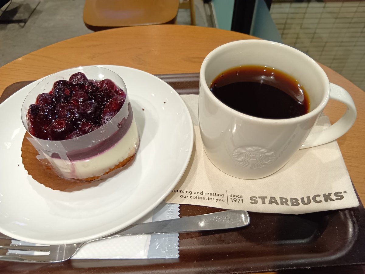 sat5_avanti's tweet image. 今日はWeight Training🏋️
→ Martial Arts → Core Training...
#筋トレ垢
ランチは #スターバックス
豆はカフェ ベロナ☕
Training後は🍺呑んで...
鰹(梅はさみ揚げ) 白菜の浅漬け😋
再び #Starbucks にて
ブルーベリーレアチーズケーキ🫐
&amp;amp; パイクプレイス ロースト☕🥰
#コーヒーのある暮らし