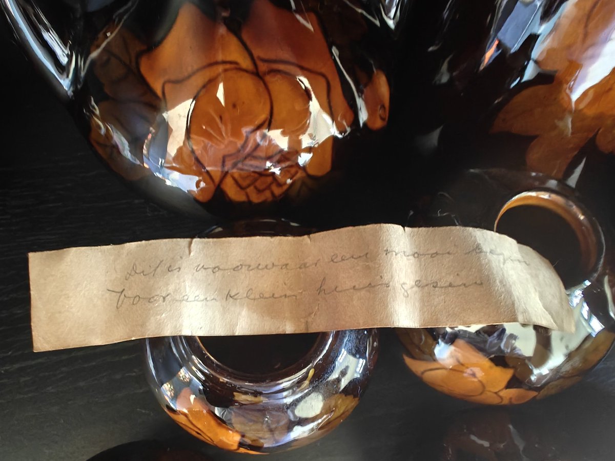 KGvIttersum's tweet photo. Superlief, dit briefje in een vaasje uit de jaren dertig:
'Dit is voorwaar een mooi begin, voor een klein huisgezin'
#Interbellum https://t.co/9N1bcZAFAI