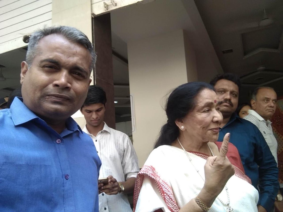 Bhoyarmanoj's tweet image. आठवणीतील रिपोर्टिंग ✔️

🎤 ज्येष्ठ गायिका Asha Bhosle यांनीही आपला मतदानाचा हक्क बजावला
• त्यांनी हाजी अली परिसरातील शाळेत जाऊन मतदान केले
29 एप्रिल 2019 Lok Sabha Elections 
#AshaBhosle #MemoriesOfReporting #Elections2019 #VotingDay #Democracy #Mumbai #ElectionCoverage