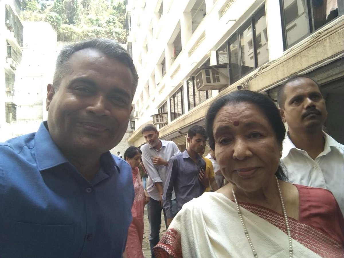 Bhoyarmanoj's tweet image. आठवणीतील रिपोर्टिंग ✔️

🎤 ज्येष्ठ गायिका Asha Bhosle यांनीही आपला मतदानाचा हक्क बजावला
• त्यांनी हाजी अली परिसरातील शाळेत जाऊन मतदान केले
29 एप्रिल 2019 Lok Sabha Elections 
#AshaBhosle #MemoriesOfReporting #Elections2019 #VotingDay #Democracy #Mumbai #ElectionCoverage