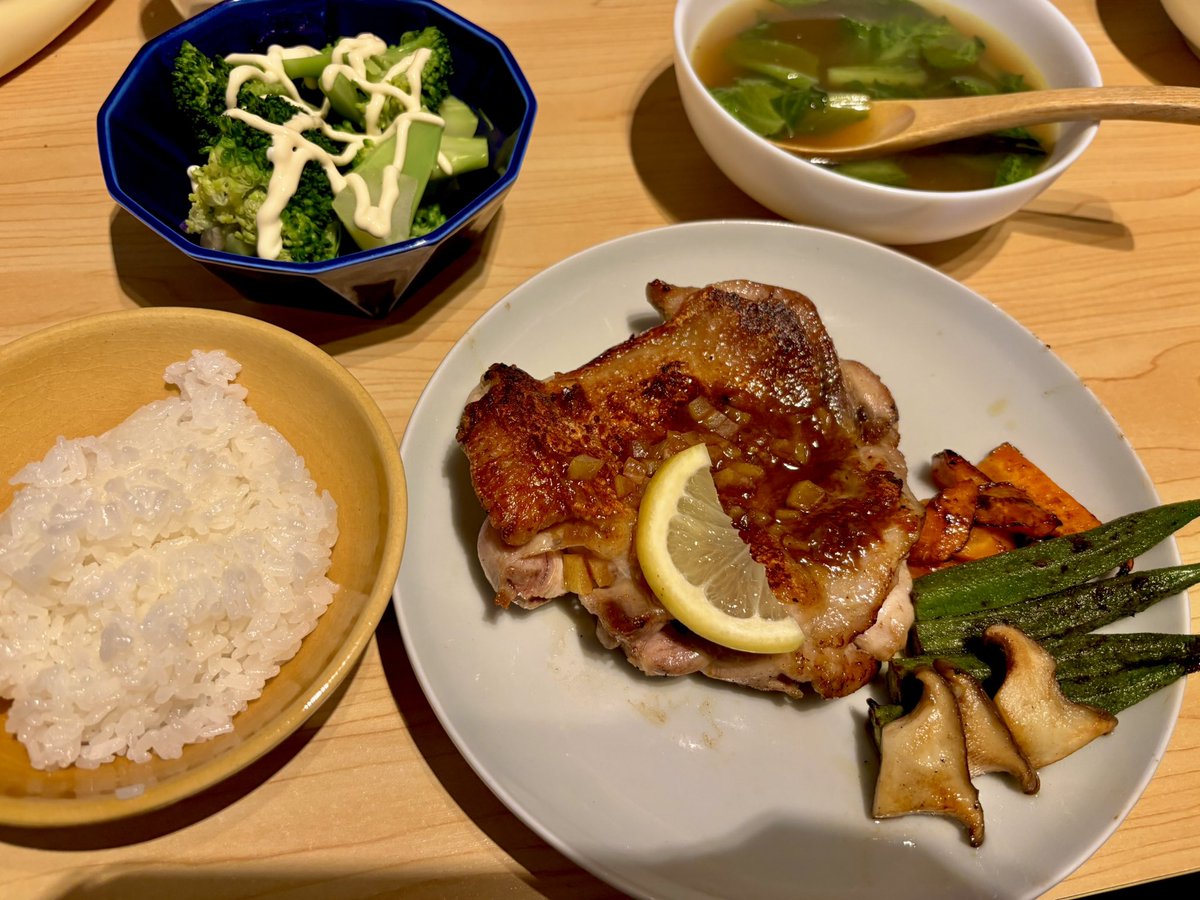 rokuro4568's tweet photo. 久しぶりのレモンチキンステーキ🍋
付け合わせの野菜も美味しく作ることができて満足 https://t.co/FnVSZw3bY0