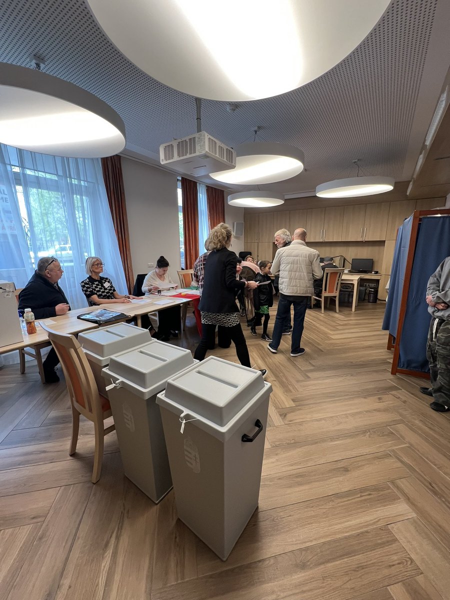 lluistovar6's tweet photo. 🇭🇺 Este colegio, al lado del Parlamento húngaro, supera ya el 50% de participación. En el censo esperan a 1050 personas y a las 13.00 han votado ya más de 500. Una persona de las mesas dice “que los datos dicen que nunca había pasado antes.” https://t.co/K3rky9RWt7