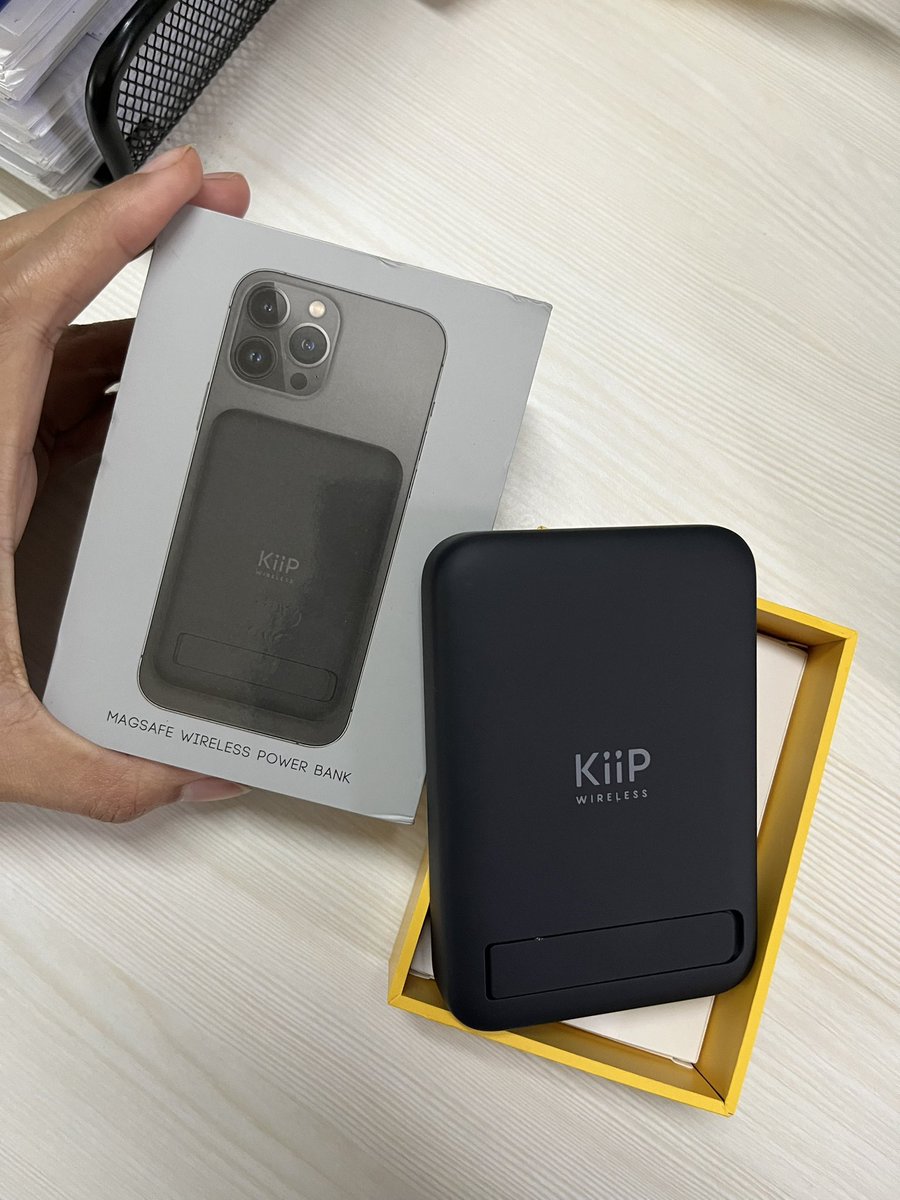 AlgaOctav's tweet photo. @tanyakanrl Ini nder, enteng, kecil, ada pouch buat simpen biar gak kegores. Fast charging klo pake kabelnya. https://t.co/0H495Ai4nX https://t.co/1reYpcvjWT