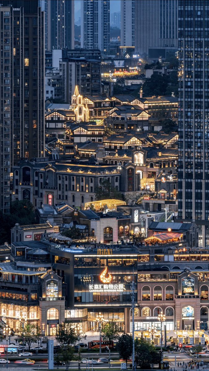 iChongqing_CIMC's tweet image. The night lights of Changjia Hui illuminate the Nan'an District of Chongqing, and the vehicles on the South Bank Road keep flowing.🎑✨

#Chongqing #Cityscape #UrbanView #RiversidePark #Travel #China 
📸-SHAN