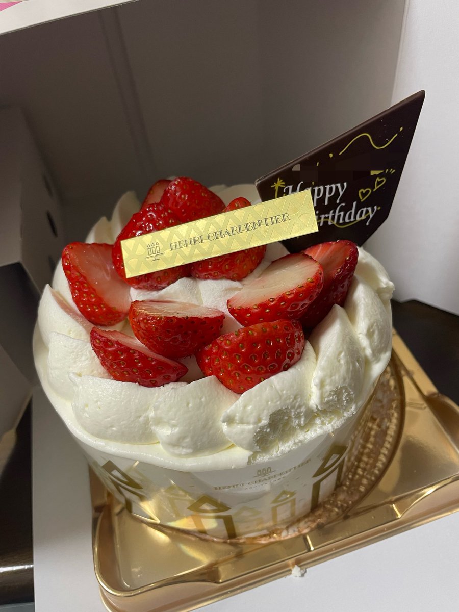 raia41's tweet photo. 友達が誕生日プレゼントにホールでケーキ買ってくれた🍰
このケーキめちゃ美味しい✨ https://t.co/PUVeAWwqJd