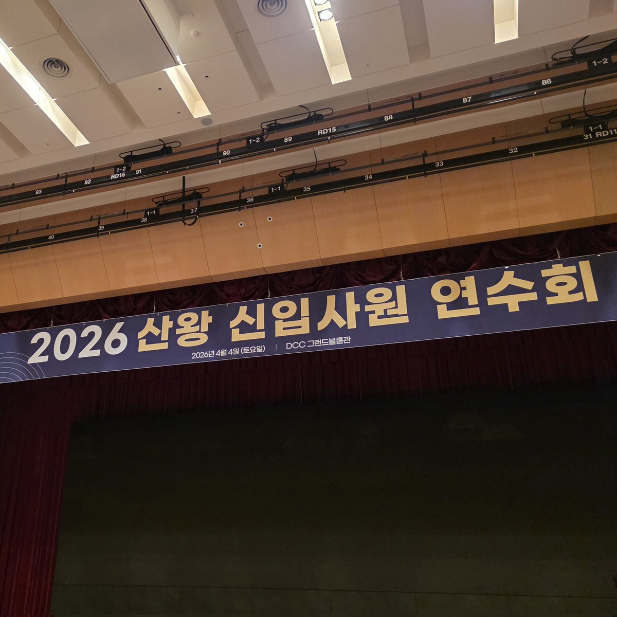 ttnrdl's tweet photo. 처음 뵙는 분들도 많았는데 다들 이명헌 좋아하는 마음으로 모여서 그런가 가족같은 분위기가 느껴졌어요
행사장 입구 앞에서 어떤 분들을 뵈었는데 말씀 하시는게 넘 웃겨서 짤막하게 그려보았습니다
이명배짱🥹👍🔥

#WORK_WITH_PPYONG 
#이름은_하나인데_직업은여러개_뿅 https://t.co/TaKfrwAqpC