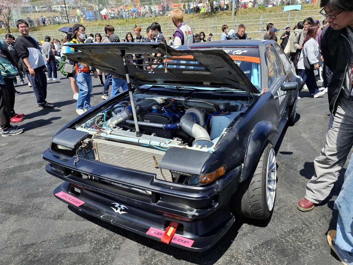 sTXO5s9eNjFOLP5's tweet photo. 車輪村のメインイベントのドリフト走行始めに D1ドライバーのによる追走からはじまりました😆
#車輪村
#広島トヨタ
#ドリフト
#D1
#DROOP
#松川和也
#日比野哲也
#AE86
#神石高原町 https://t.co/yvcNhKO8w5