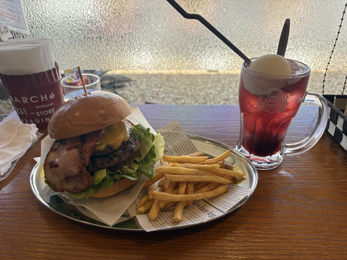 明日は健康診断なので、今日はパティを追加してぉおもっきりジャンクな豪華食を✨😋
バイカーの方達もたくさん来てました😅