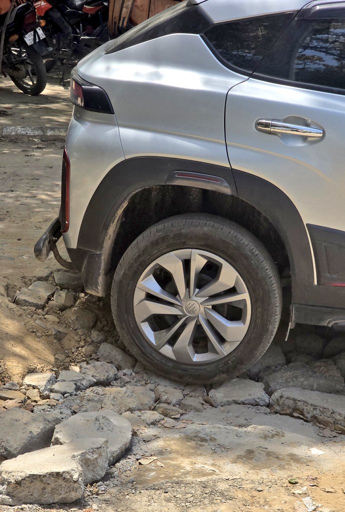 sumedhasharma86's tweet image. This is near country's one of costliest rental market Galleria in millenium city #Gurgaon #Gurugram . Its recorded over 30 percent hike in rentals last month and this is what Peripheral roads looked like. Magic of city first world realty rates third world infrastructure