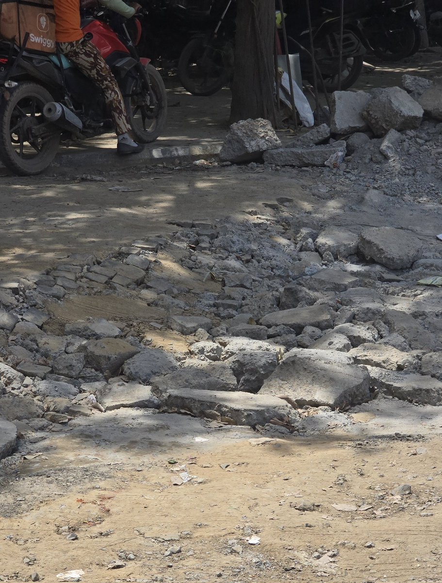 sumedhasharma86's tweet image. This is near country's one of costliest rental market Galleria in millenium city #Gurgaon #Gurugram . Its recorded over 30 percent hike in rentals last month and this is what Peripheral roads looked like. Magic of city first world realty rates third world infrastructure