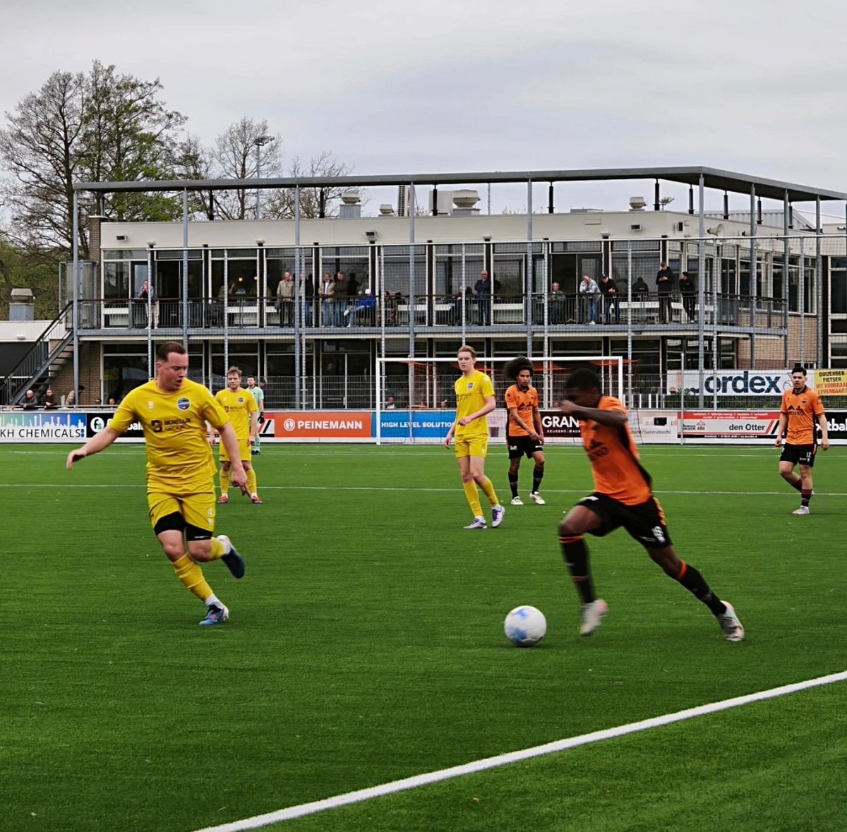 RubenWingerden's tweet photo. Groundhop naar Sportpark Smitshoek voor de derby tussen VV Smitshoek en SV Poortugaal in de Vierde Divisie. SV Poortugaal won met 2-3 en daardoor komt het kampioenschap steeds dichterbij. #groundhopping #vvsmitshoek #svpoortugaal #sportparksmitshoek #Dutch156 92/156 https://t.co/l5Ljk6OGS7