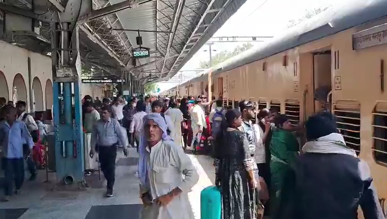 bstvlive's tweet image. बदायूं: कल से सीधे दिल्ली के लिए दौड़ेगी ट्रेन
​
➡केंद्रीय राज्य मंत्री बीएल वर्मा कल जिले में
➡सुबह 11 बजे स्टेशन से ट्रेन को रवाना करेंगे
➡7 घंटे में बदायूं से दिल्ली का सफर होगा पूरा
 
#Badaun #Train @blvermaup